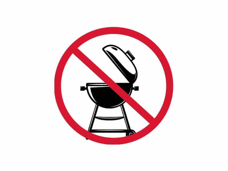 Pictogramme représentant un barbecue barré, indiquant l'interdiction des barbecues.